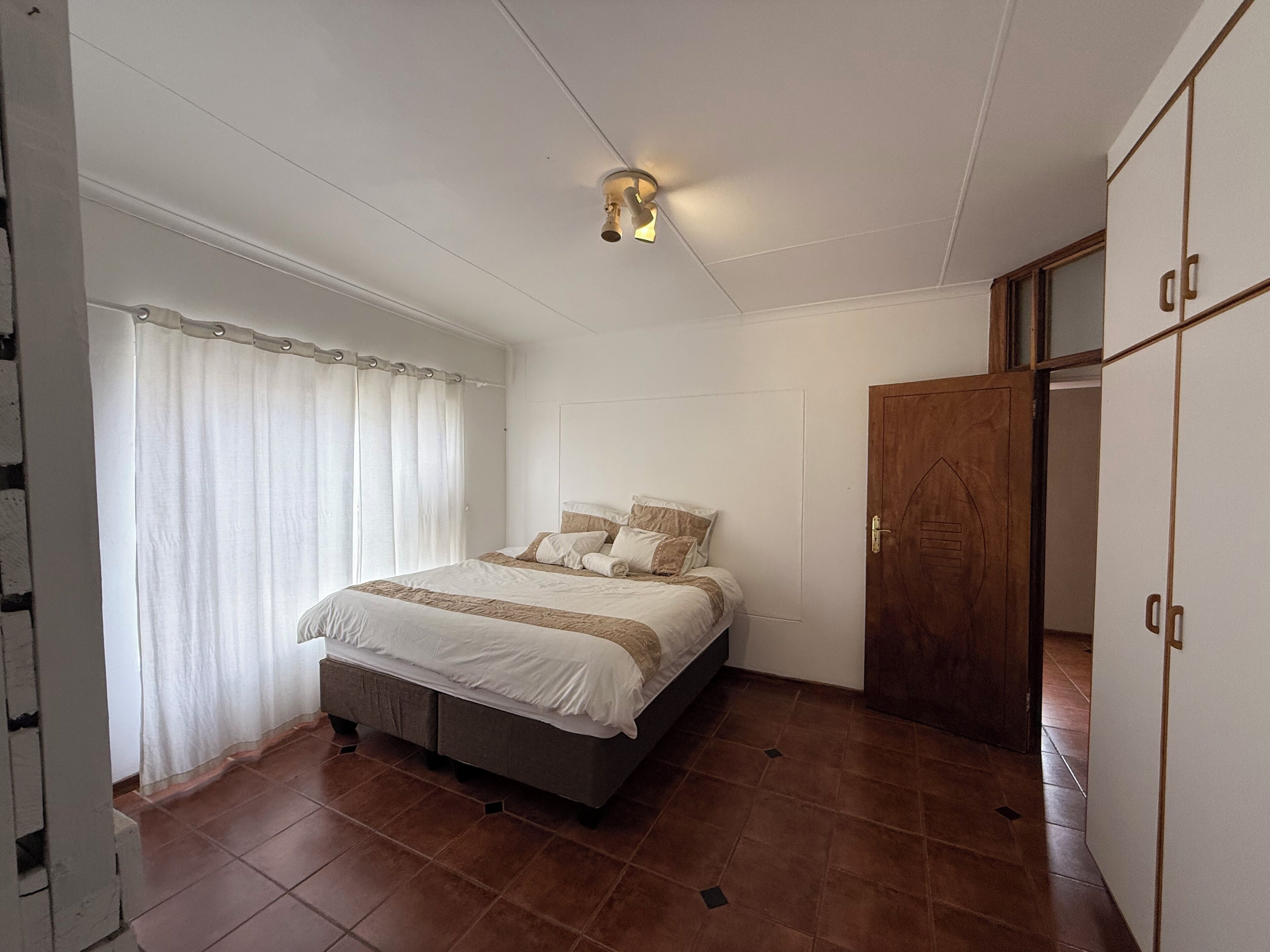 1 غرفة نوم ومكواة/لوح كي وخدمة الإنترنت