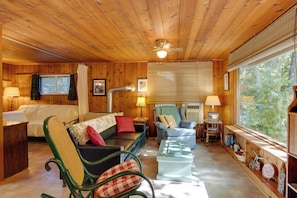 Books - Cozy 'Rivershire Retreat Cabin' Near Traverse City (Traverse City)