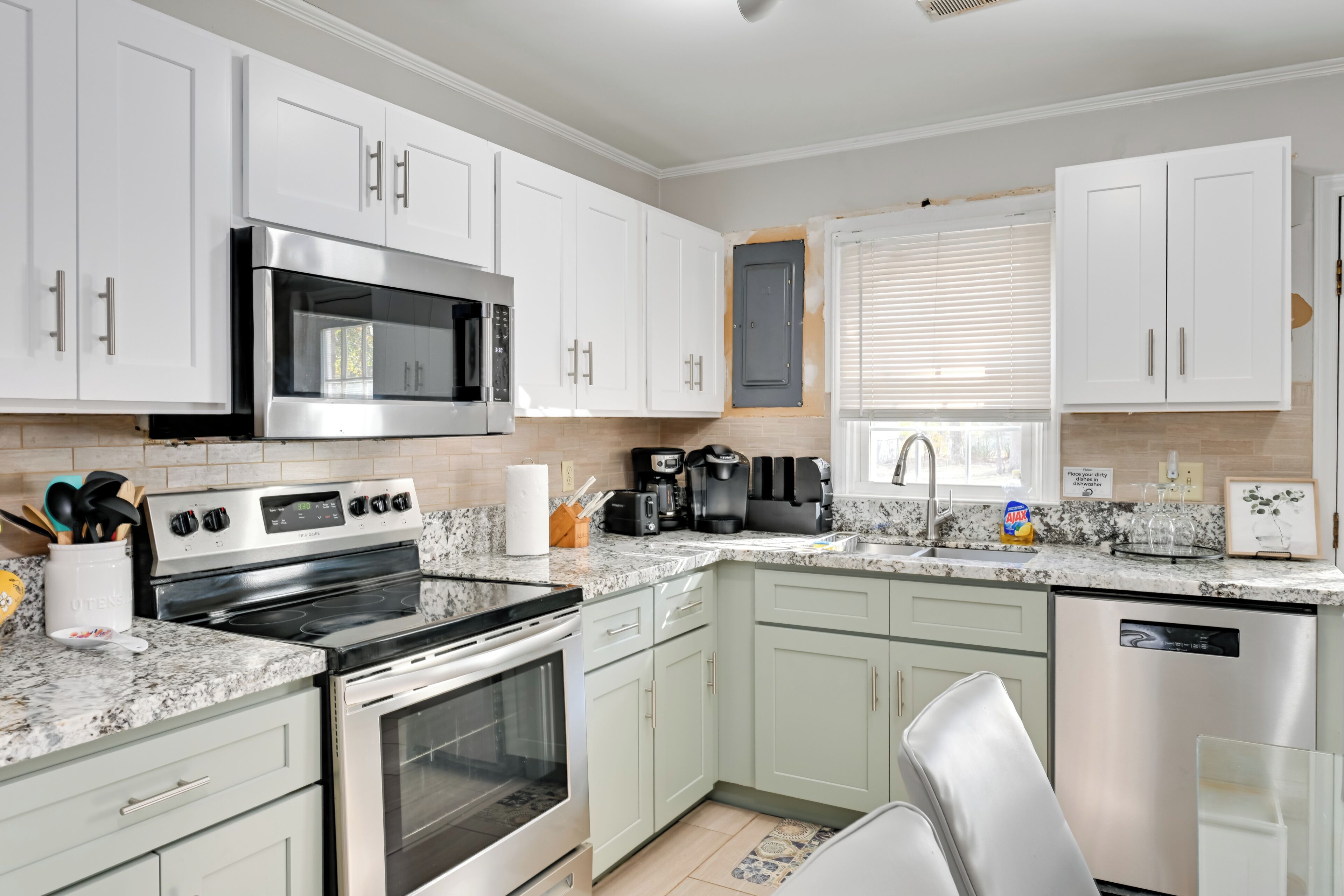 Fridge, microwave, stovetop, dishwasher