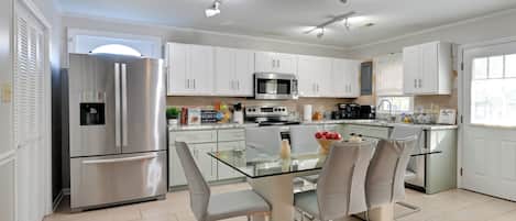 Refrigerador, microondas, parrilla de estufa y lavavajillas