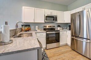 Fridge, microwave, stovetop, dishwasher - 3 Mi to Surfside Beach! 1st-Floor End Unit w/ Pool (Surfside Beach)