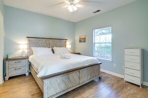 2 bedrooms, desk, Internet, bed sheets - 3 Mi to Surfside Beach! 1st-Floor End Unit w/ Pool (Surfside Beach)