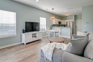 TV - 3 Mi to Surfside Beach! 1st-Floor End Unit w/ Pool (Surfside Beach)