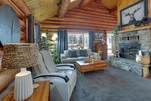 TV, fireplace, books - Explore Fairbanks! Authentic Log Cabin w/ Views (Fairbanks)