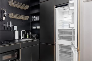 Geladeira, micro-ondas, fogão, cooktop