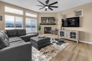 Smart TV, chimenea, libros y estéreo