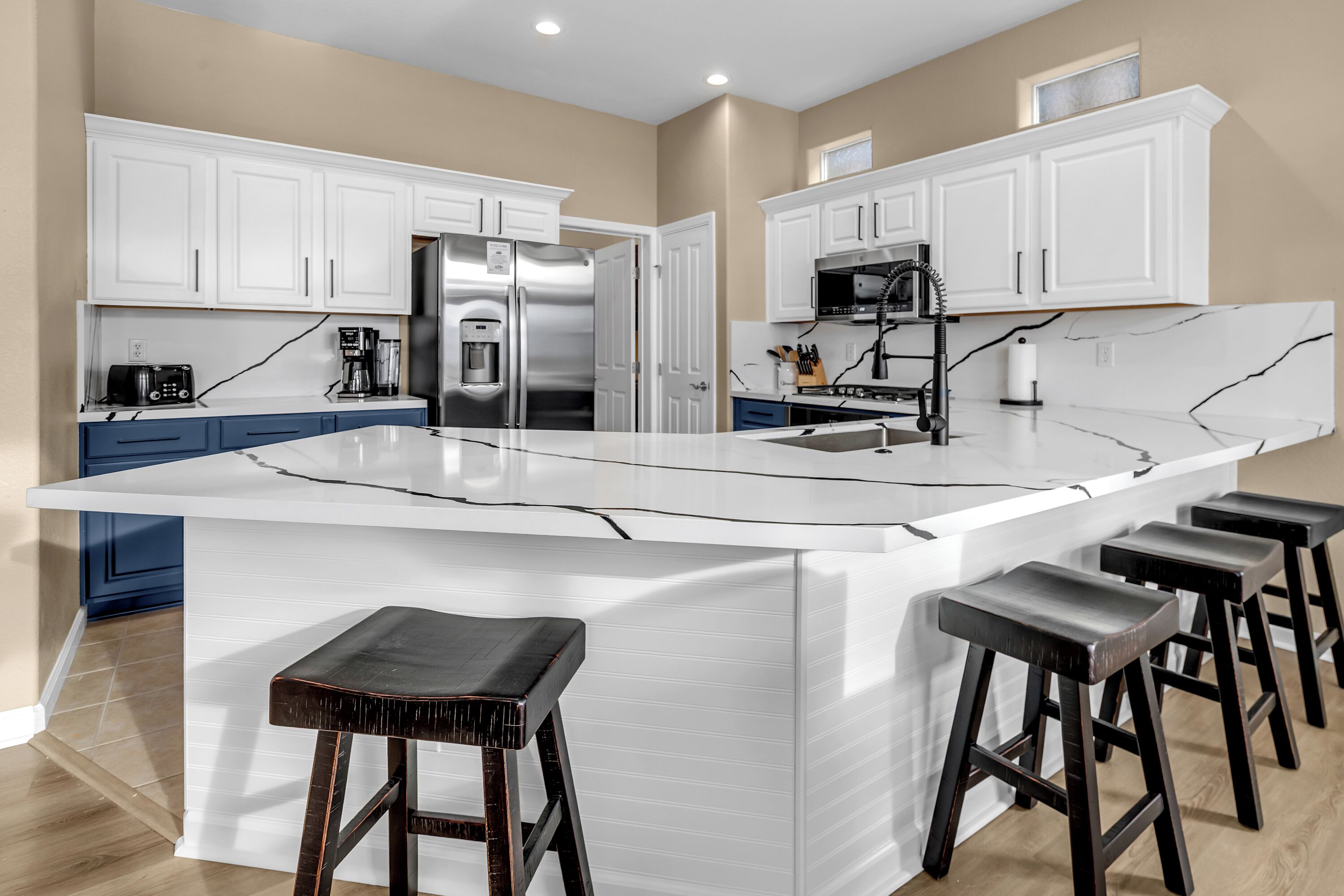 Kjøleskap, mikrobølgeovn, ovn og kokeplater