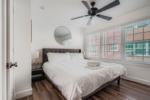 4 bedrooms, WiFi, bed sheets - Rice Village 4BR Getaway – Walk to Shops (Houston)