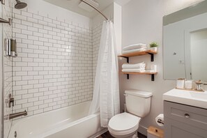 Séchoir à cheveux, serviettes fournies, savon, papier de toilette