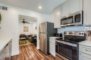 Private kitchen - Rice Village 4BR Getaway – Walk to Shops (Houston)