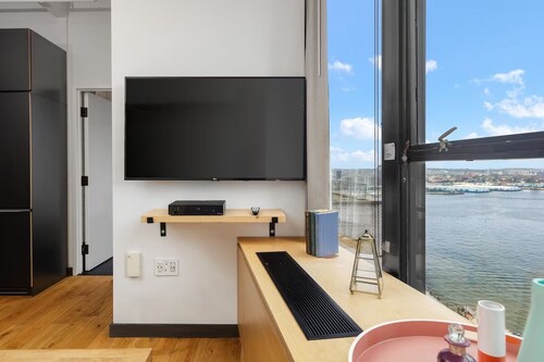 FiDi Living at Its Best | Modern Apartment Near Dining & Subway Access