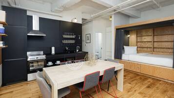 1 habitación, tabla de planchar con plancha, wifi gratis y ropa de cama