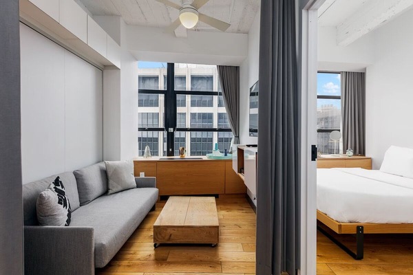 Relax in the airy studio with lounge and sleep zones.
