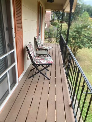 Property grounds - Peaceful 4BR Haven in Stone Mountain GA Large Gameroom (Stone Mountain)