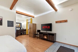 1 多间卧室、办公桌、熨斗/熨衣板、旅行婴儿床