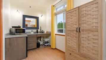 Microwave, cookware/dishes/utensils