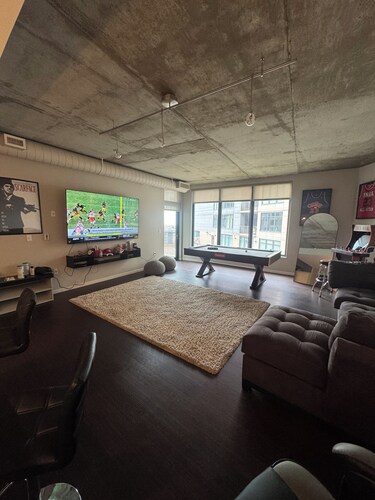 Cozy 1-bedroom condo in nice Cleveland with fitness room, AC downtown Flats East