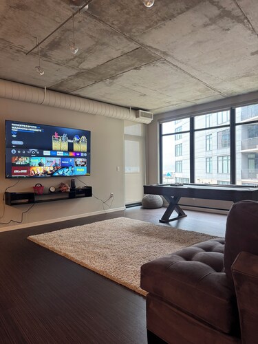 Cozy 1-bedroom condo in nice Cleveland with fitness room, AC downtown Flats East