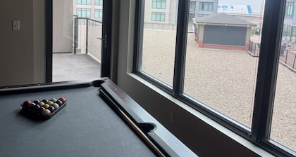 Cozy 1-bedroom condo in nice Cleveland with fitness room, AC downtown Flats East