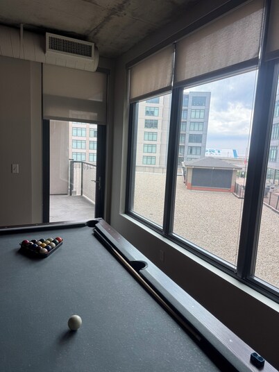 Cozy 1-bedroom condo in nice Cleveland with fitness room, AC downtown Flats East