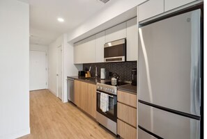 ثلاجة، ميكروويف، فرن، موقد طهي مسطح