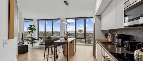 Réfrigérateur, micro-ondes, four, plaque de cuisson