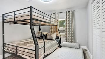 3 bedrooms, iron/ironing board, WiFi, bed sheets