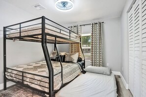 Iron/ironing board, WiFi, bed sheets - Charming 3BR Getaway – 10 min to Beach (Pompano Beach)