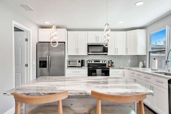 Fridge, microwave, oven, stovetop - Charming 3BR Getaway – 10 min to Beach (Pompano Beach)