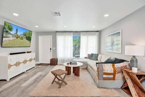 TV - Charming 3BR Getaway – 10 min to Beach (Pompano Beach)