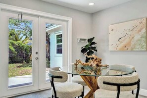 Dining - Charming 3BR Getaway – 10 min to Beach (Pompano Beach)