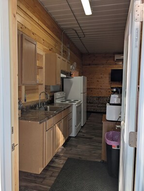 Frigorífico, microondas, horno y placa de cocina