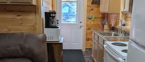 Kjøleskap, mikrobølgeovn, ovn og kokeplater