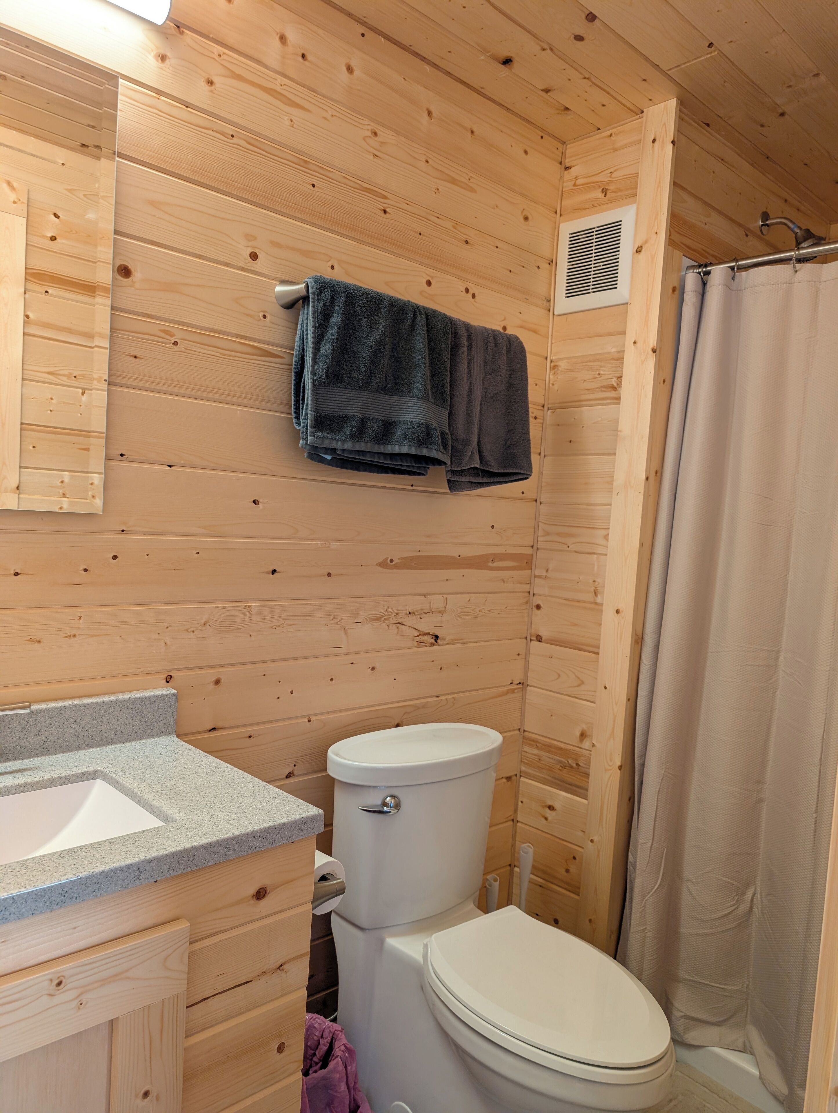 シャワー、タオル、トイレットペーパー