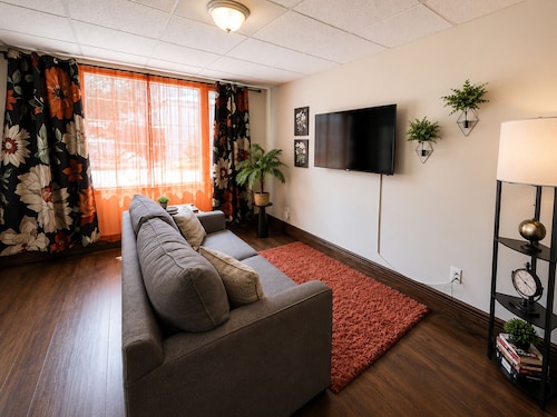 Charming 1BR End Cottage•Private Entrance •Parking