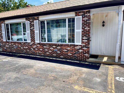 Charming 1BR End Cottage•Private Entrance •Parking