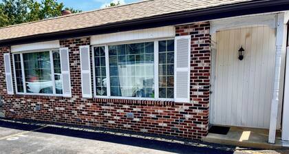 Charming 1BR End Cottage•Private Entrance •Parking