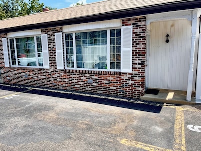 Charming 1BR End Cottage•Private Entrance •Parking