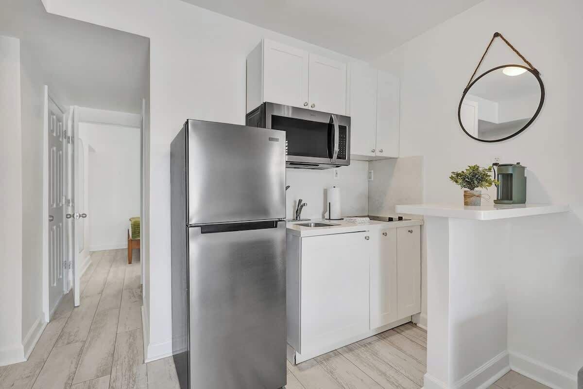 Kühlschrank, Herdplatte, Wasserkocher mit Kaffee-/Teezubehör, Toaster