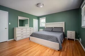 4 habitaciones, tabla de planchar con plancha, wifi y ropa de cama 