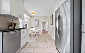 Interior - Home near DC 7 car parking 5 min to metro 7 beds (Silver Spring)