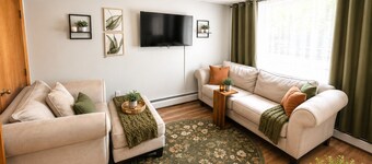 Bright 1BR•Central Location• Parking •Near College