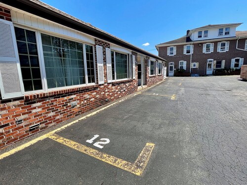 Bright 1BR•Central Location• Parking •Near College