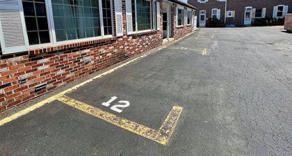 Bright 1BR•Central Location• Parking •Near College