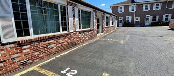 Bright 1BR•Central Location• Parking •Near College
