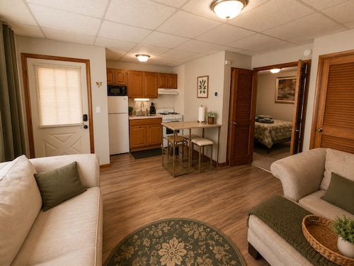 Bright 1BR•Central Location• Parking •Near College