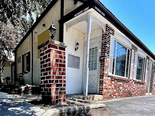 Cozy 1BR End Cottage W/D • Parking •Walk to Train