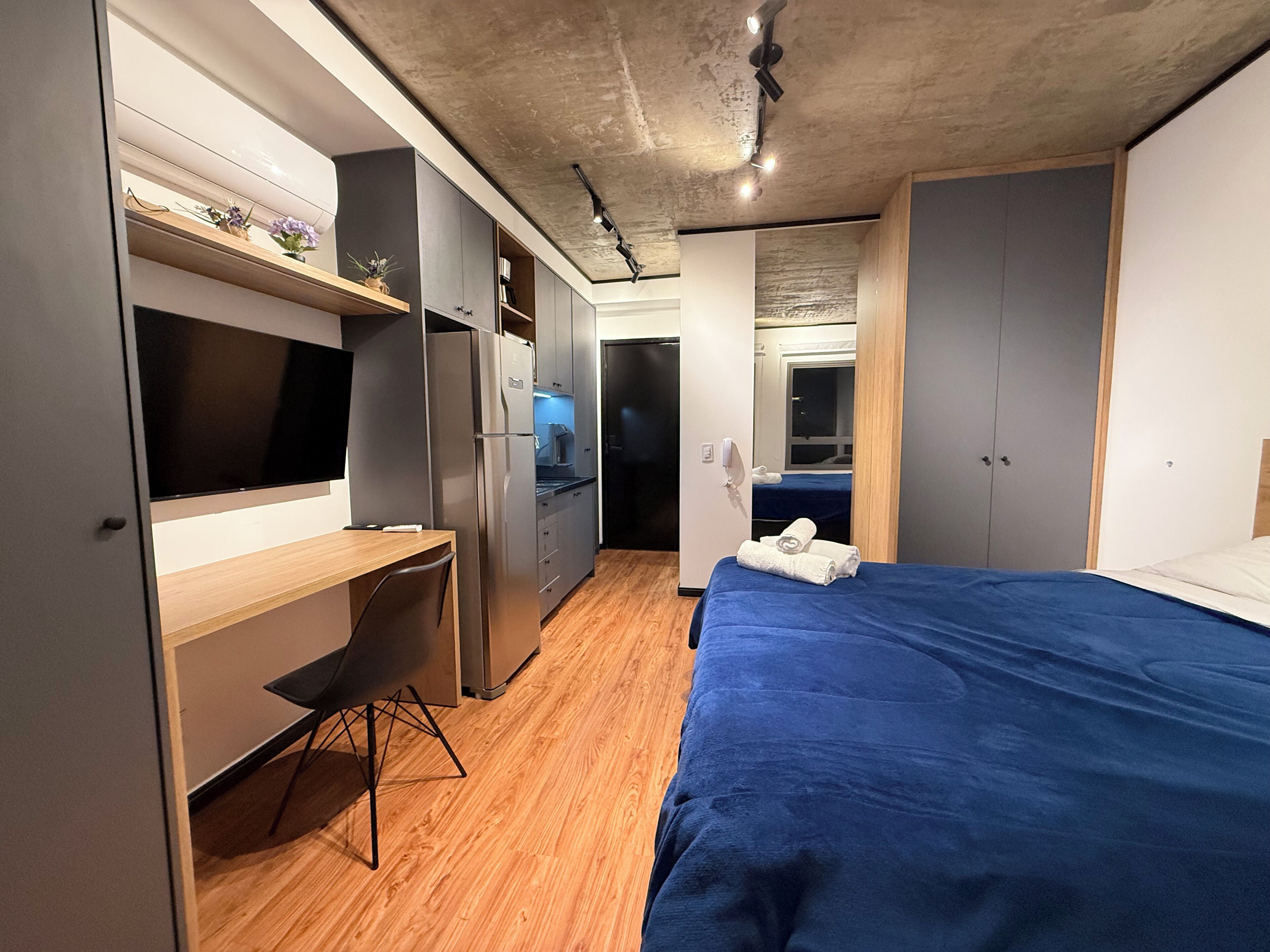 1 dormitorio, tabla de planchar con plancha, Internet