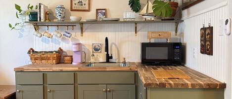 Refrigerador, microondas, cafetera y tetera y utensilios de cocina