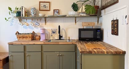 Blue Bonnet Cottage - A Quiet Waco Getaway